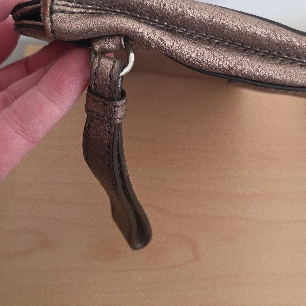 Cole Haan Metallic Wristlet EUC... NWT Badgley Mischka Notebook & Pen Set - Picture 9 of 9